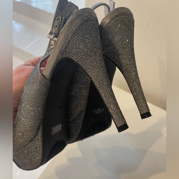 G by Guess Plataform Heel Shoes in Sparkle Gray size 8 1/2 - Picture 3 of 6